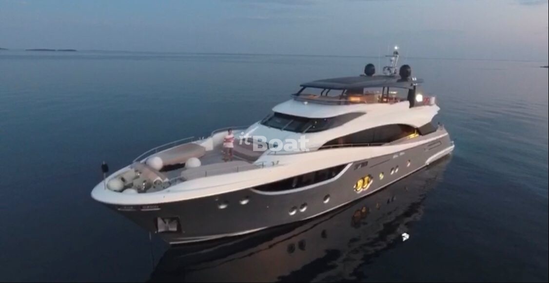 Monte Carlo Yachts 105 (2016)