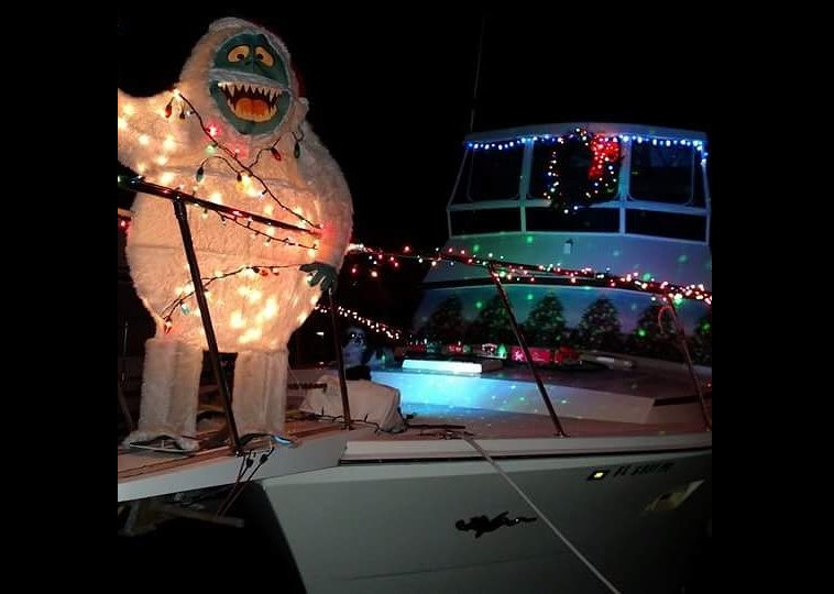 Говорят, эта лодка победила в одном из рождественских парадов. Видимо, судьи просто испугались.