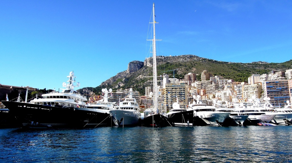 The Monaco Yacht Show, the world's largest superyacht exhibition, is an excellent platform for viewing yachts and communicating with shipyards and brokers. Image by NRThaele from Pixabay 