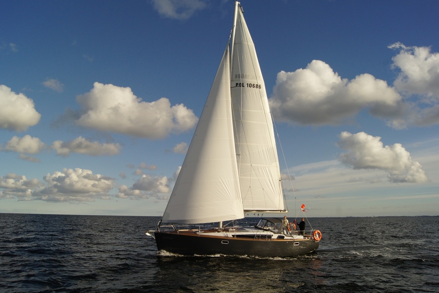 Flabria 33 under sails