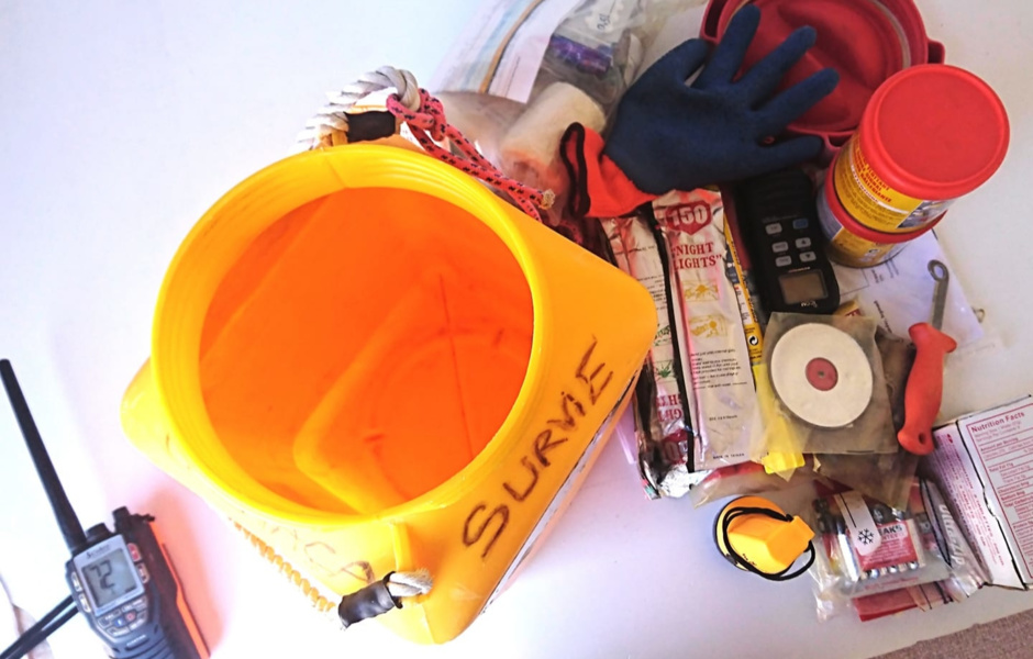 Survival kit участников Мини Трансат опечатывают перед началом гонки. Вскрыть печать можно только в случае крайней необходимости
