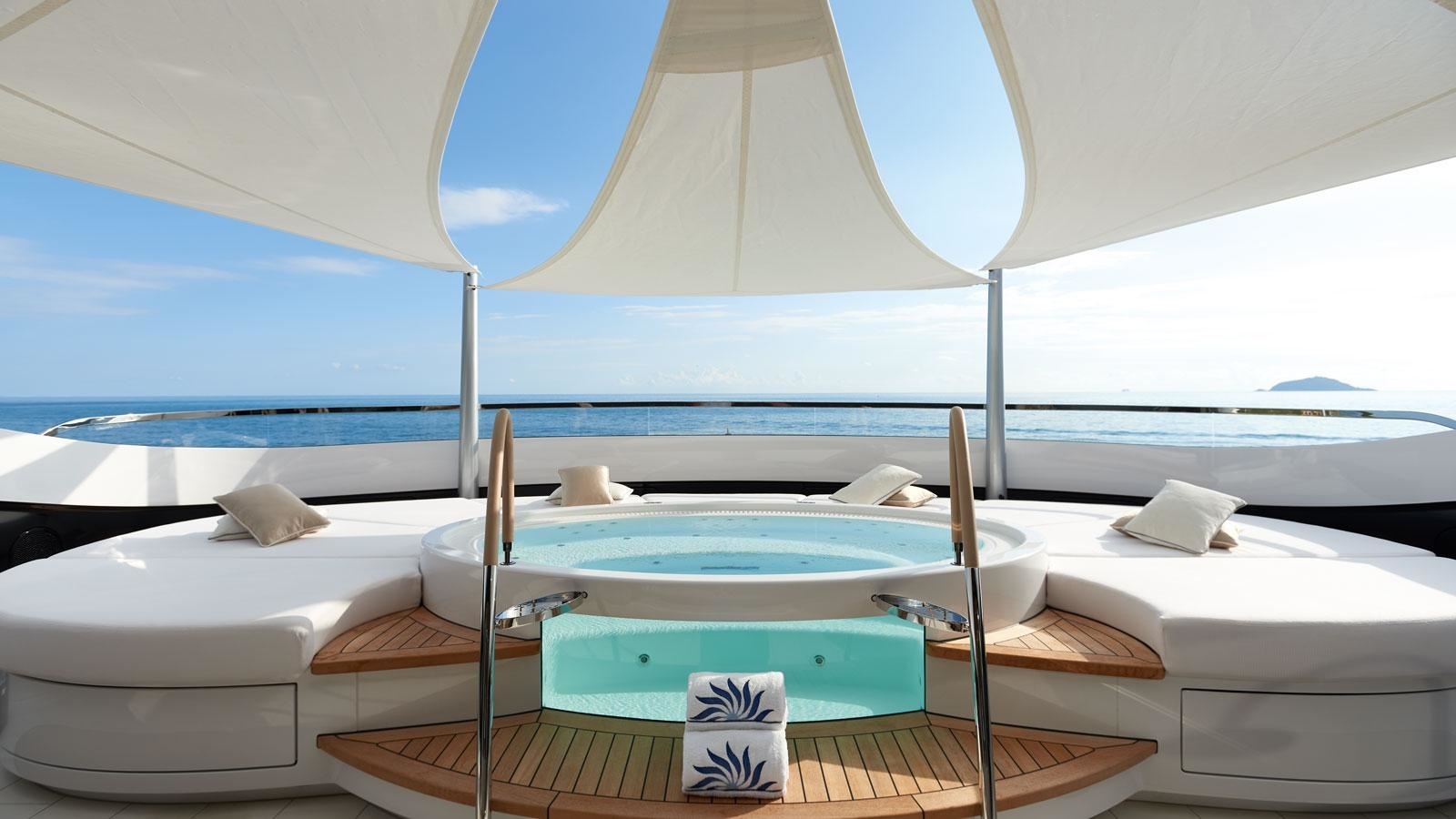 The upper deck is entirely at the owner's disposal. There is a terrace overlooking the bow of the boat and a Jacuzzi. Surely it has been noticed that the furniture on the open areas is exceptionally light, the teak decks are also warm in shades - nothing should interfere with the relaxed sunbathing.