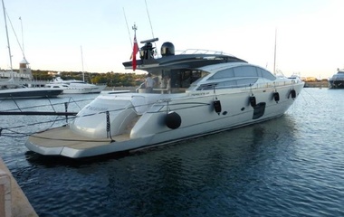 Pershing 82