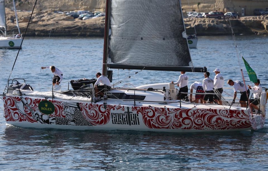 Bogatyr швартуется на финишной черте Rolex Middle Sea Race 2017