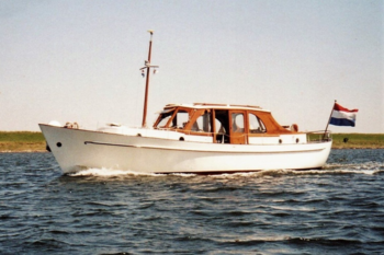 When did the first motor yacht appear? 