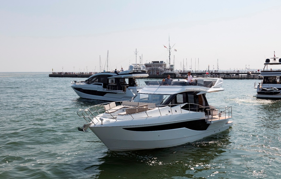 Лодки Galeon на фоне самого длинного деревянного пирса в Европе