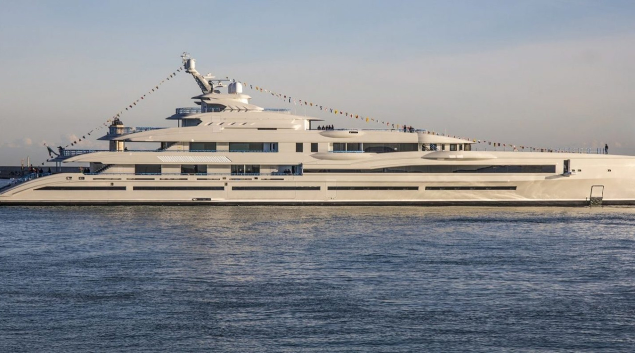 Lana is the «eldest» of the Benetti giga sisters' yachts. The shipyard was the first to launch this boat back in December 2018. From the summer of 2019 she was to be available for charter via Imperial Yachts (couture»«charter, as company director Julia Stewart puts it). Today, however, only Flying Fox is available for yachts over 100 metres in length. It is also said that the current owner of Lana is Russian. 