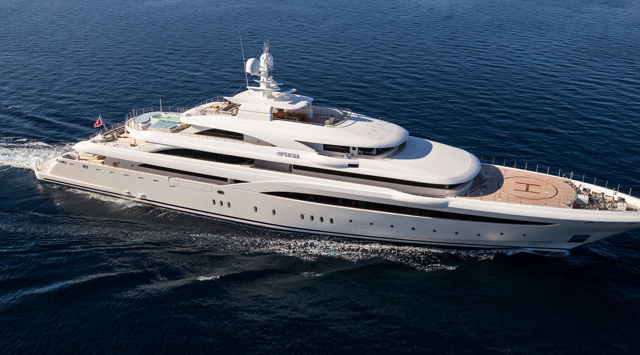 Unlike the first two heroines, the 85-metre O'Ptasia with its steel case and aluminium superstructure has so far only been an award nominee, not a winner. As the flagship of the Greek shipyard Golden Yachts, it is designed to please the spaciousness and comfort. The same number of guests - 12 people - will enjoy the pool and Jacuzzi, the spa and massage room, the gym and the open bar ... As they say, 33 pleasures!