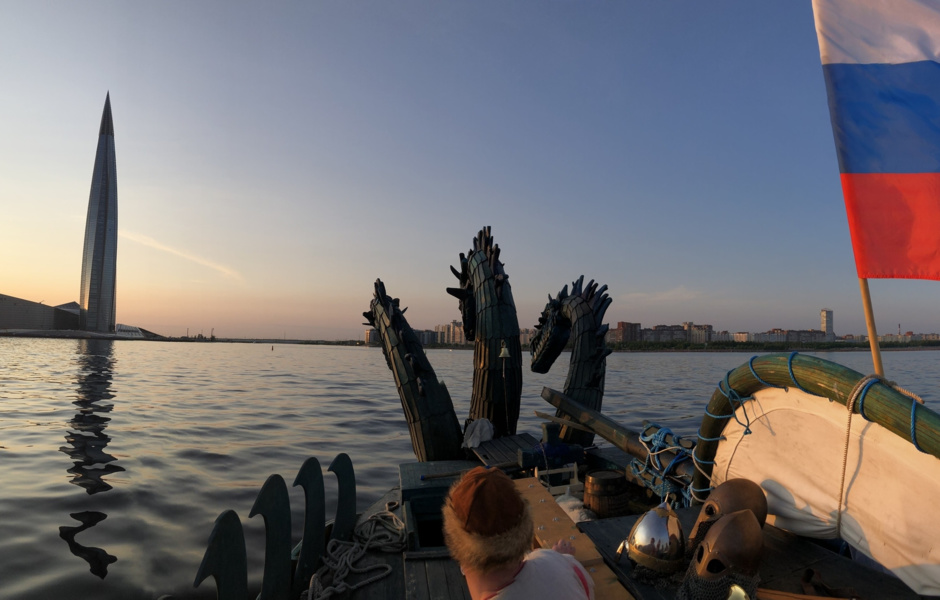 "Змей Горыныч" покидает Санкт-Петербург в лучах заходящего солнца. Фото: vk.com/put_rurika