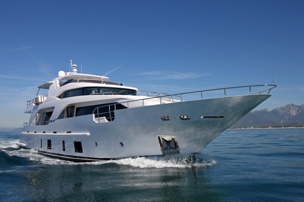 Everything about the «Navette» is a very practical type of boat: spacious and economical. Delfino Yacht 