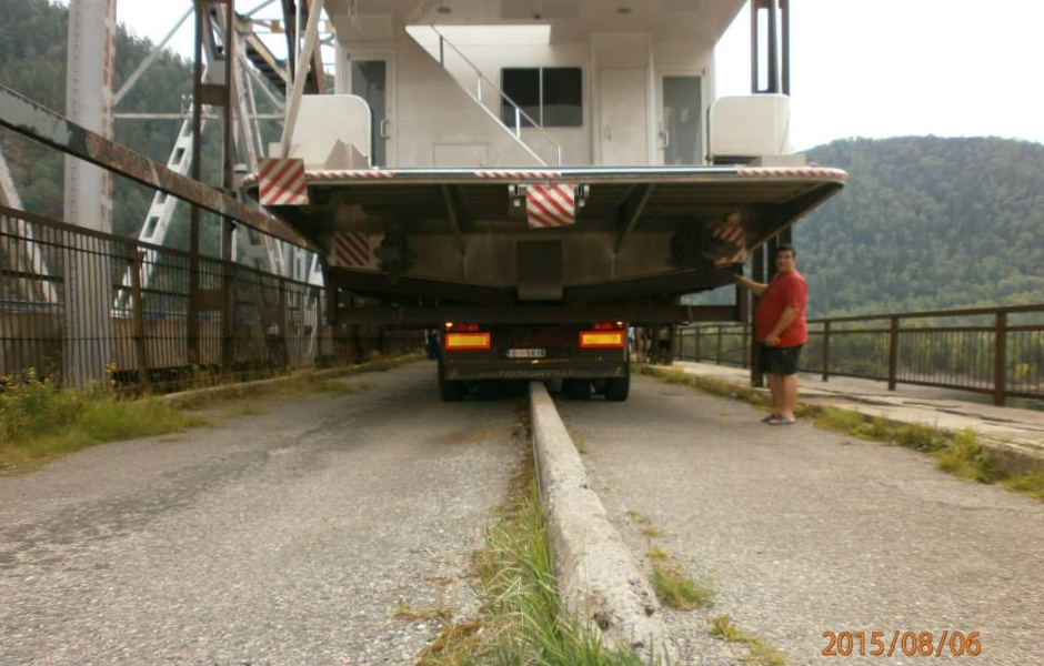 Hydraulic suspension on the semi-trailer allows raising the floor level by 40 cm without any additional equipment.
