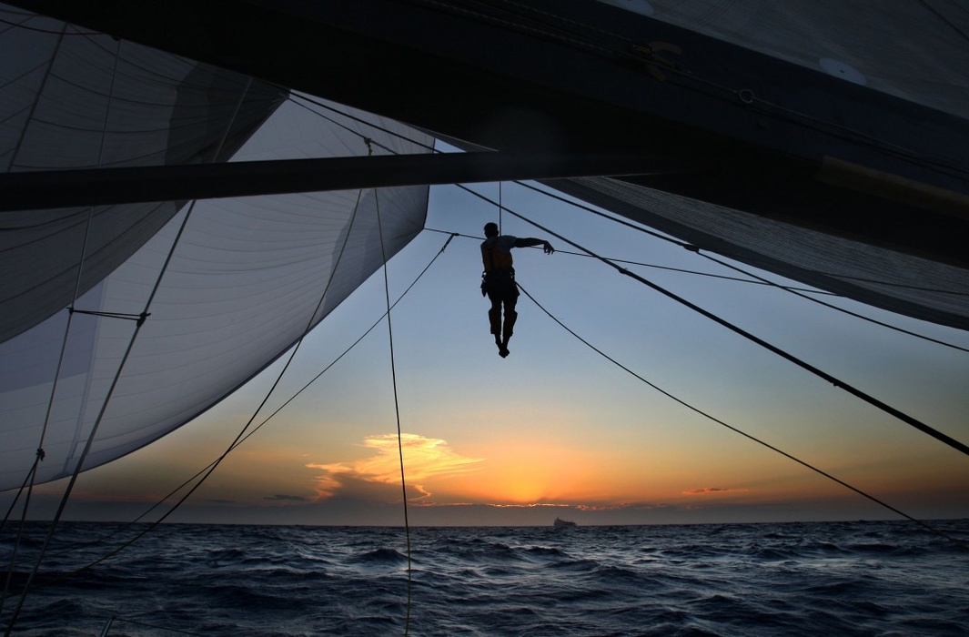 «Buck's Tim Harrold unfurls his spinnaker on the ASM Shockwave 5 off the coast of New South Wales on the first night of the 2008 Rolex Sydney Hobart Yacht Race. December 26, 2008»,