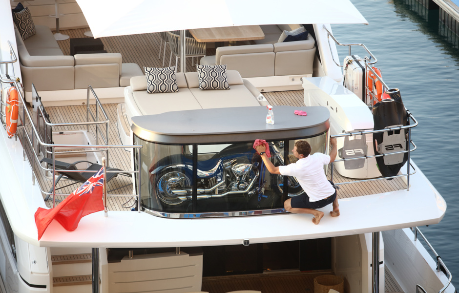 Увлечения яхтингом и мотоциклами часто идут рука об руку. Необычный гараж-витрина на 30-метровой яхте Princess Kohuba для кастомного мотоцикла Viking 