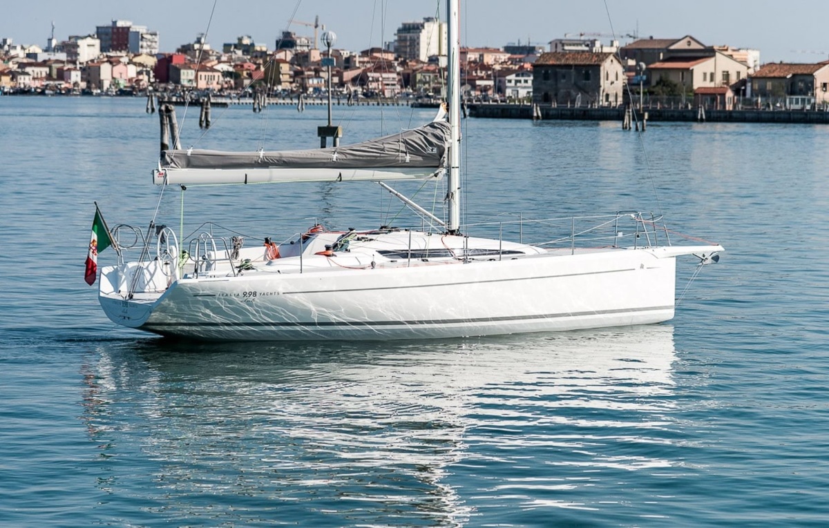 italia yachts 9.98