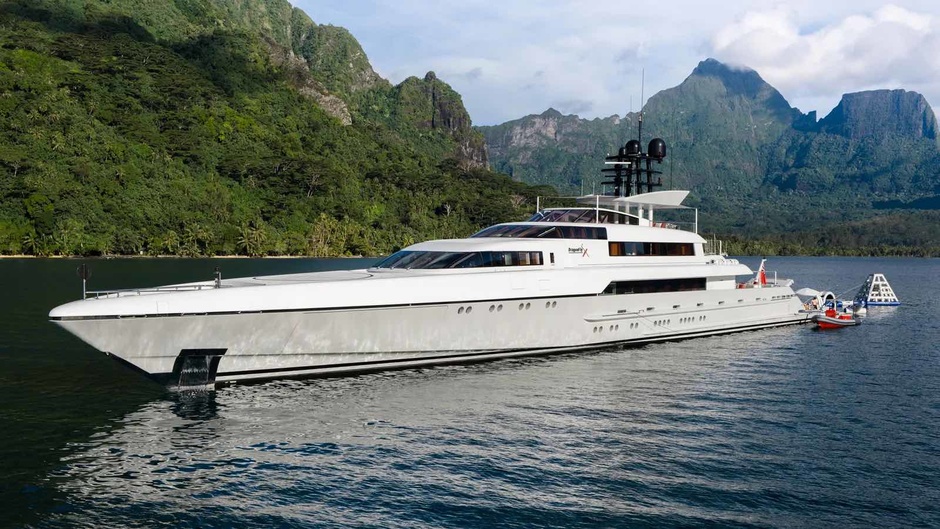 Dragonfly yacht