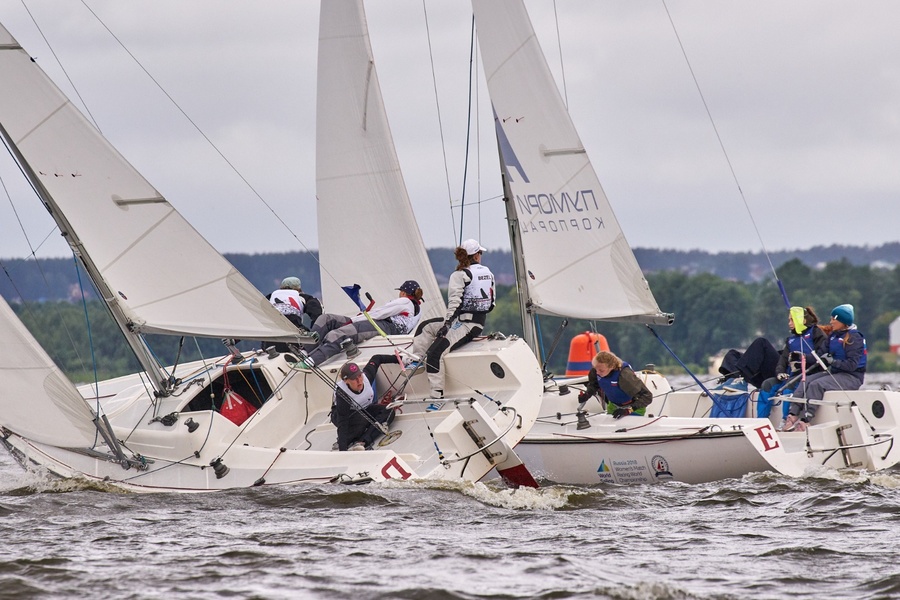 Ekaterina Kochkina fights with Alexa Bezel for reaching the semi-final of the Women's Match Race World Cup.