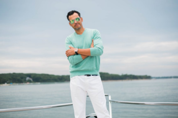 Recognition of the luxurious life of a yacht blogger.