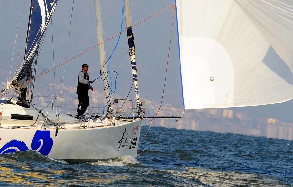 Го Чуань на борту Akilaria RC2 Qingdao