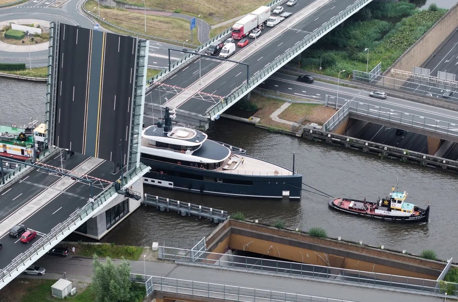 Feadship B