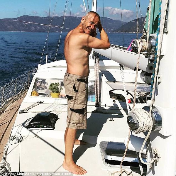 Алан Вуд готовит яхту, чтобы вскоре отплыть от берегов Греции