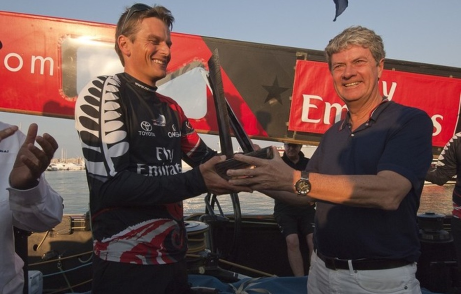 Ив Карсель вручает Louis Vuitton Trophy команде из Новой Зеландии