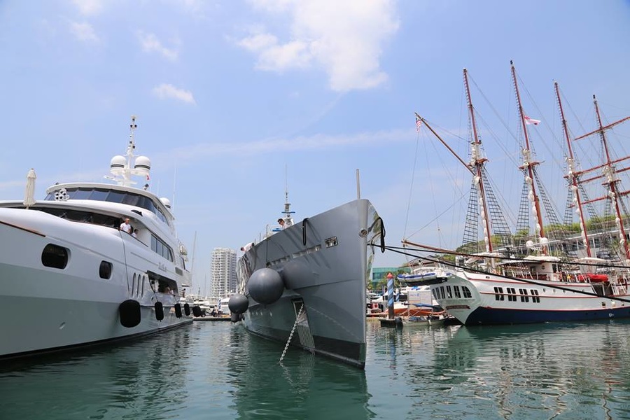 The stars of the show: in the centre is the 50-metre Exuma from Perini Navi, on the right is the Royal Albatross.