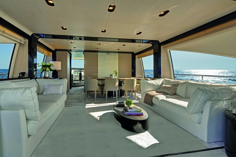 The interior of the Azimut 80 salon gives a feeling of light, freedom and modern style.