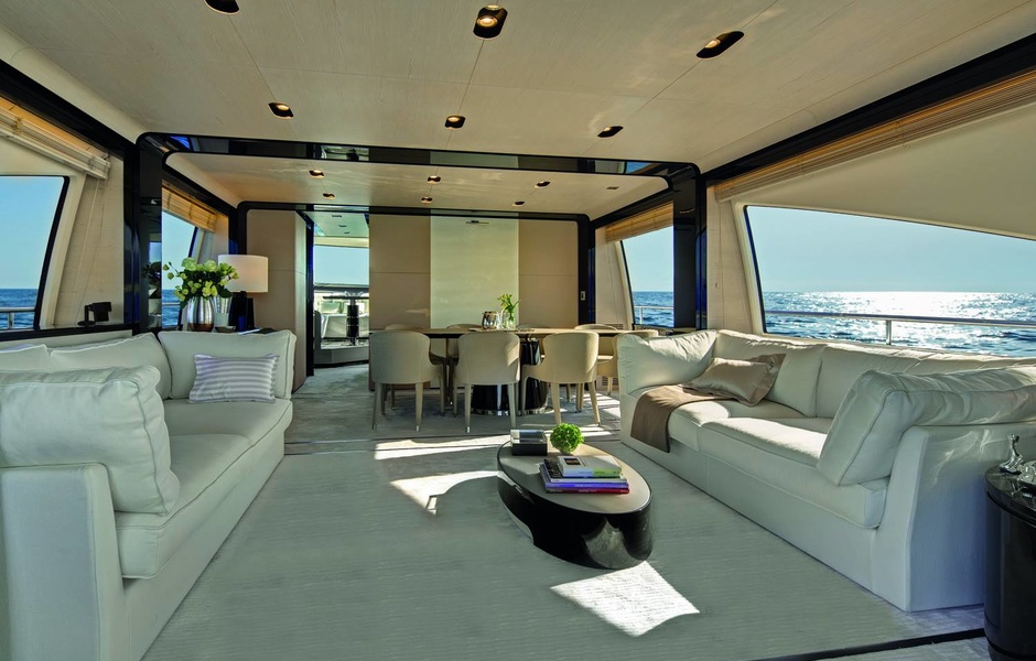 Интерьер салона Azimut 80 дает ощущение света, свободы и современного стиля