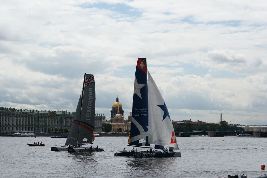 Санкт-Петербург открыл европейский этап серии. До этого команды состязались в водах Сингапура, Омана и Китая