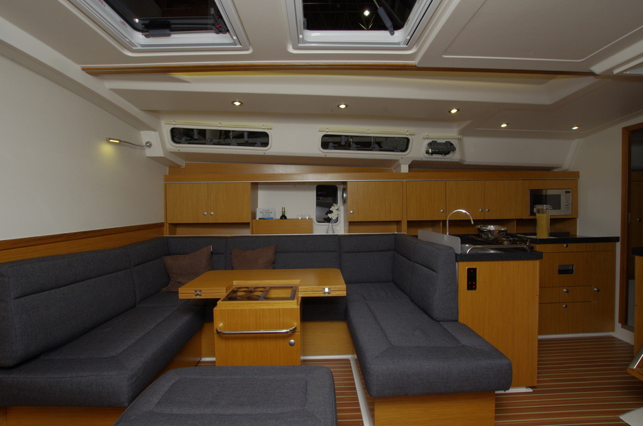 Hanse 445: Salon looks interesting.